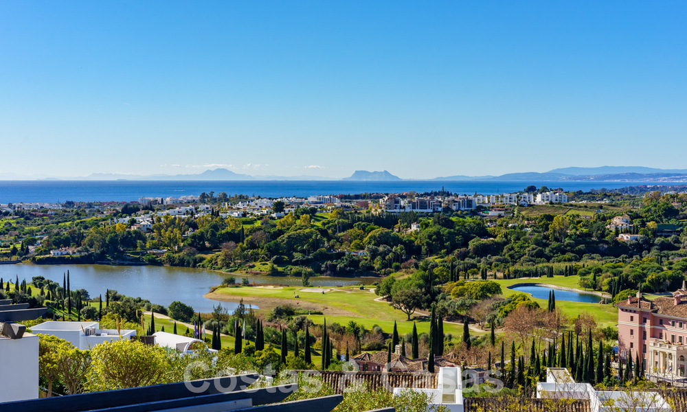 Ruim, modern appartement te koop met panoramisch golf- en zeezicht in een vijfsterren golfresort in Benahavis - Marbella 62346