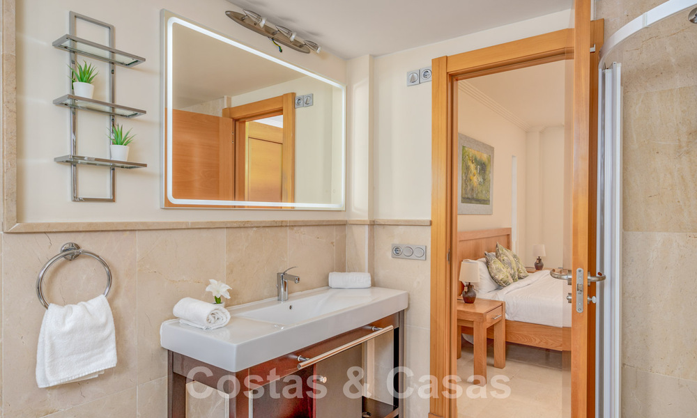 Instapklaar, modern appartement te koop met weids uitzicht o/d golf e/d zee i/e golfresort in Benahavis - Marbella 62347