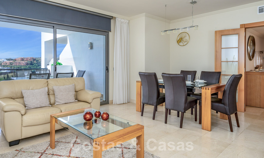 Instapklaar, modern appartement te koop met weids uitzicht o/d golf e/d zee i/e golfresort in Benahavis - Marbella 62360