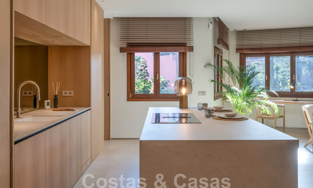 Modern gerenoveerd tuinappartement te koop in een exclusief eerstelijnsstrand complex op de New Golden Mile tussen Marbella en Estepona 62616