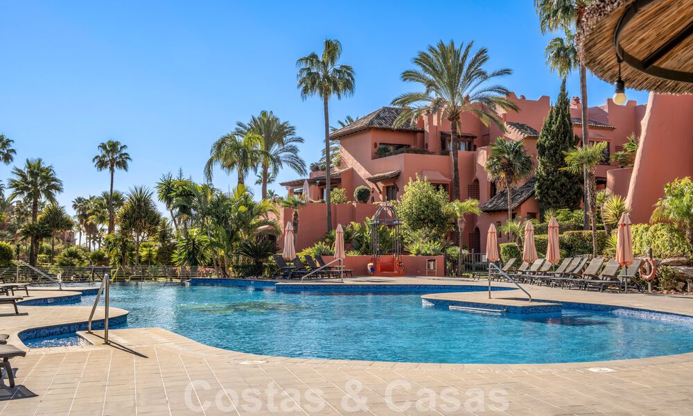 Modern gerenoveerd tuinappartement te koop in een exclusief eerstelijnsstrand complex op de New Golden Mile tussen Marbella en Estepona 62631