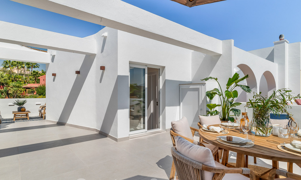 Stijlvol gerenoveerde rijwoning te koop, grenzend aan de golfbaan van La Quinta te Benahavis - Marbella 62810