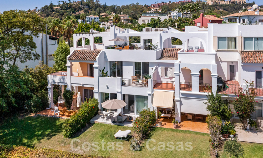 Stijlvol gerenoveerde rijwoning te koop, grenzend aan de golfbaan van La Quinta te Benahavis - Marbella 62820