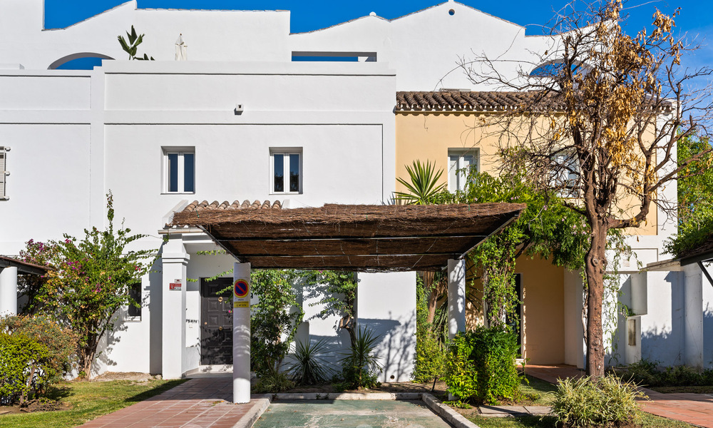 Stijlvol gerenoveerde rijwoning te koop, grenzend aan de golfbaan van La Quinta te Benahavis - Marbella 62830