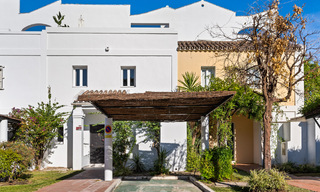 Stijlvol gerenoveerde rijwoning te koop, grenzend aan de golfbaan van La Quinta te Benahavis - Marbella 62830 