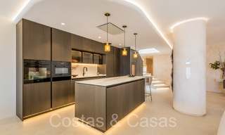 Kwalitatief gerenoveerd, immens penthouse te koop in een eerstelijnsstrand complex ten oosten van Marbella centrum 70658 