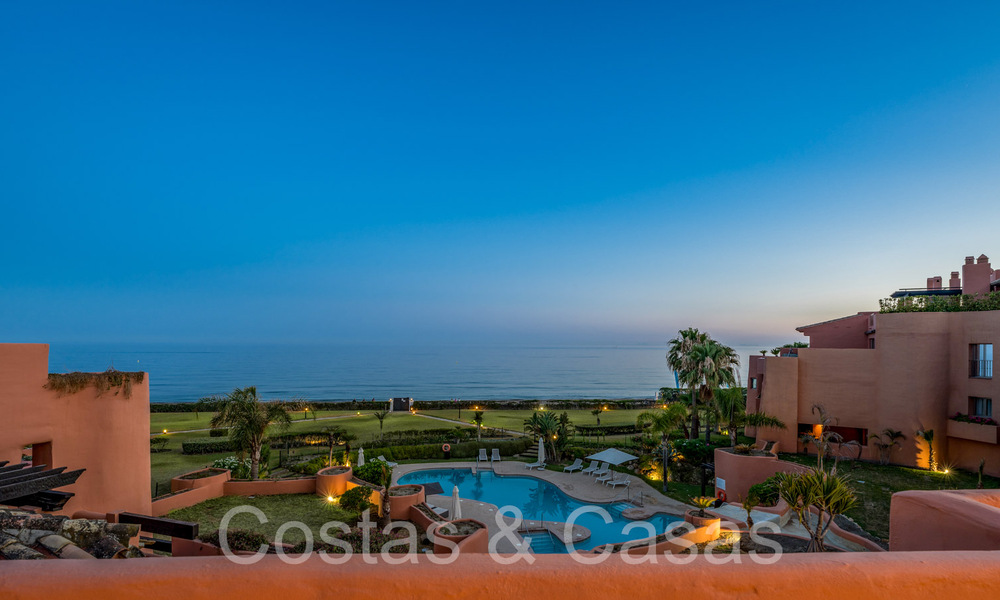 Kwalitatief gerenoveerd, immens penthouse te koop in een eerstelijnsstrand complex ten oosten van Marbella centrum 70666