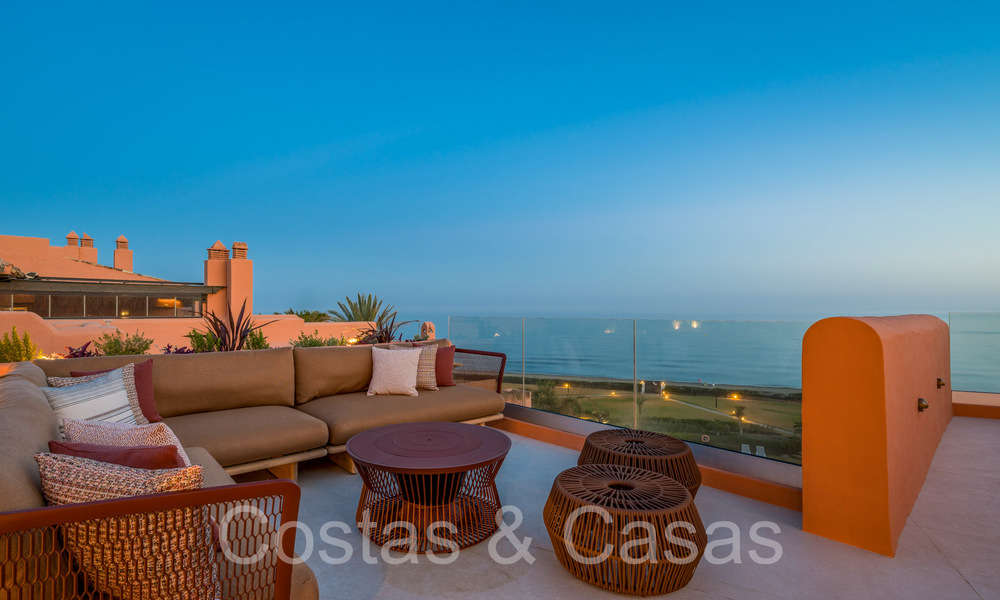 Kwalitatief gerenoveerd, immens penthouse te koop in een eerstelijnsstrand complex ten oosten van Marbella centrum 70674