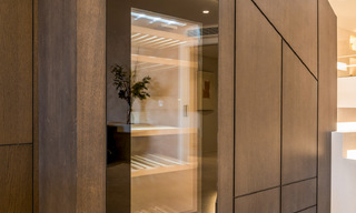 Kwalitatief gerenoveerd, immens penthouse te koop in een eerstelijnsstrand complex ten oosten van Marbella centrum 70678 