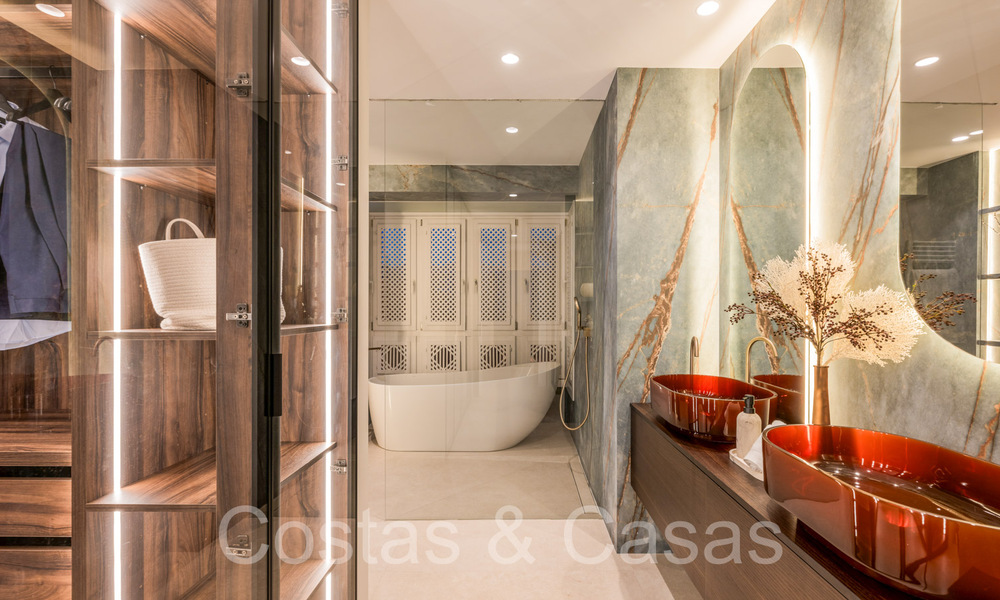 Kwalitatief gerenoveerd, immens penthouse te koop in een eerstelijnsstrand complex ten oosten van Marbella centrum 70690