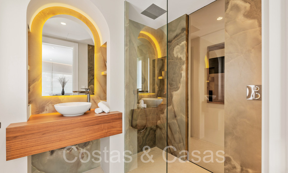 Kwalitatief gerenoveerd, immens penthouse te koop in een eerstelijnsstrand complex ten oosten van Marbella centrum 70692