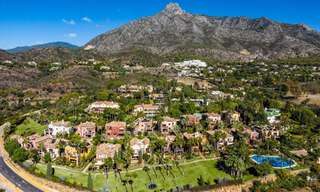 Luxueus gerenoveerd, mediterraan herenhuis te koop in een exclusieve gated woonwijk op Marbella’s Golden Mile 62726 