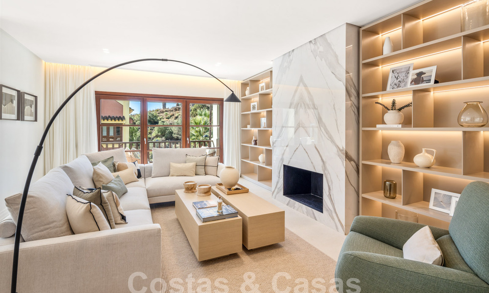 Luxueus gerenoveerd, mediterraan herenhuis te koop in een exclusieve gated woonwijk op Marbella’s Golden Mile 62733