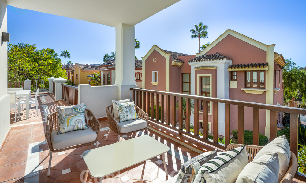 Luxueus gerenoveerd, mediterraan herenhuis te koop in een exclusieve gated woonwijk op Marbella’s Golden Mile 62734