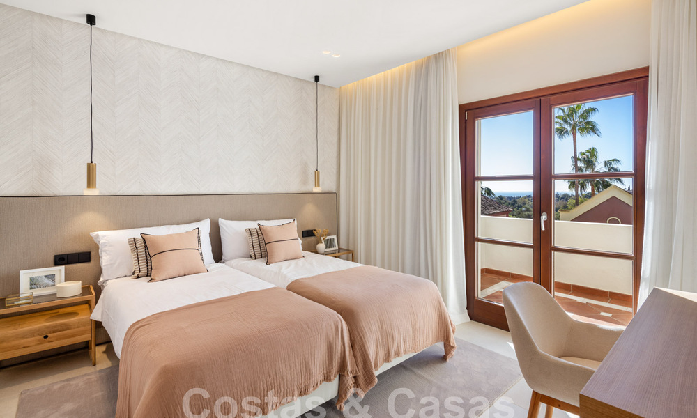 Luxueus gerenoveerd, mediterraan herenhuis te koop in een exclusieve gated woonwijk op Marbella’s Golden Mile 62737