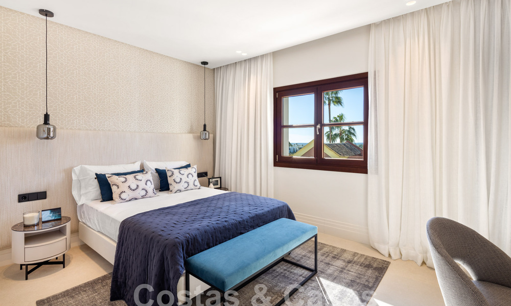 Luxueus gerenoveerd, mediterraan herenhuis te koop in een exclusieve gated woonwijk op Marbella’s Golden Mile 62739