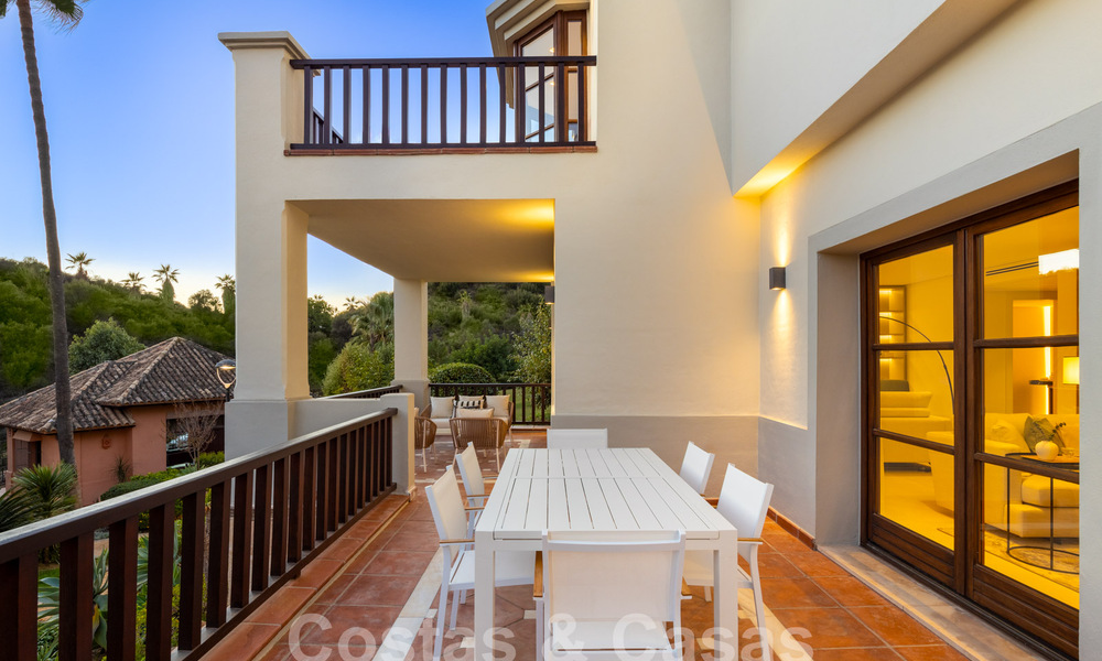 Luxueus gerenoveerd, mediterraan herenhuis te koop in een exclusieve gated woonwijk op Marbella’s Golden Mile 62749