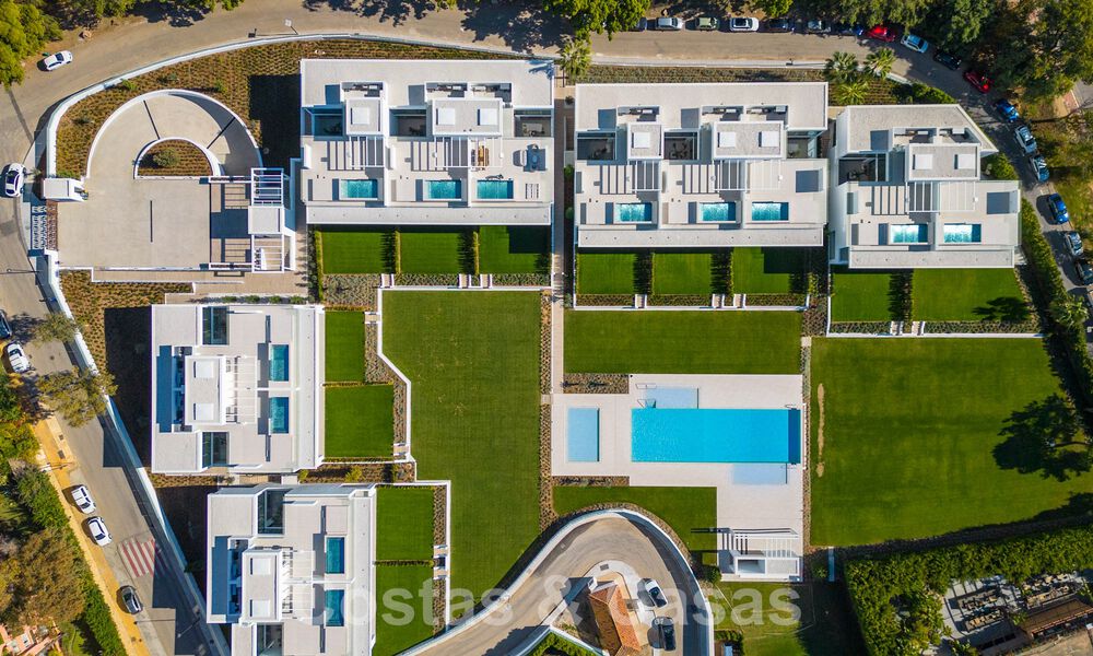 Herverkopen! Instapklare luxevilla’s te koop in een nieuw innovatief complex bestaande uit 12 geavanceerde villa’s met zeezicht, op de Golden Mile van Marbella 62648