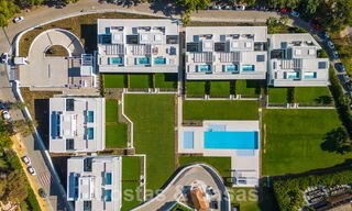 Herverkopen! Instapklare luxevilla’s te koop in een nieuw innovatief complex bestaande uit 12 geavanceerde villa’s met zeezicht, op de Golden Mile van Marbella 62648 