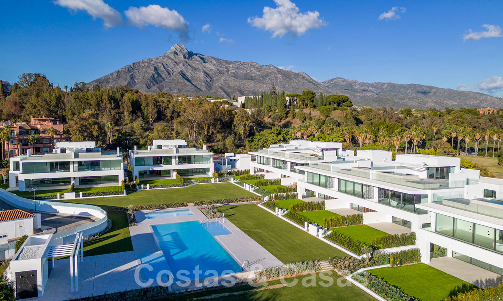 Herverkopen! Instapklare luxevilla’s te koop in een nieuw innovatief complex bestaande uit 12 geavanceerde villa’s met zeezicht, op de Golden Mile van Marbella 62654