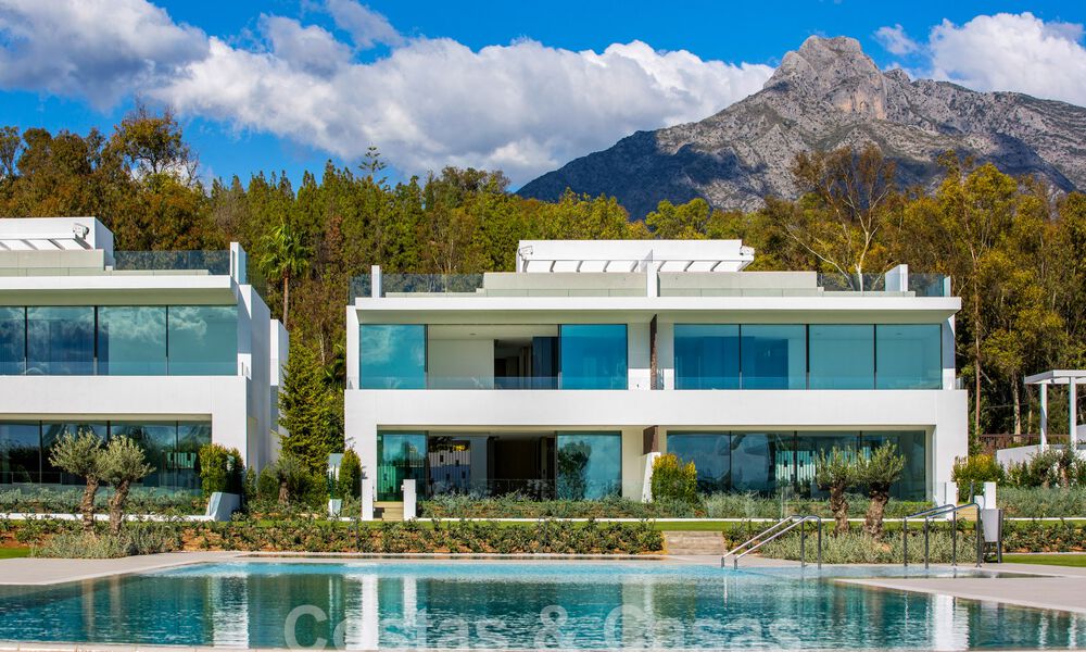 Herverkopen! Instapklare luxevilla’s te koop in een nieuw innovatief complex bestaande uit 12 geavanceerde villa’s met zeezicht, op de Golden Mile van Marbella 62656