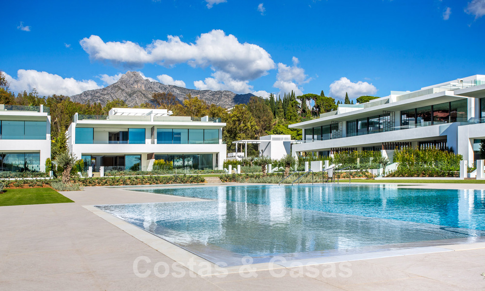 Herverkopen! Instapklare luxevilla’s te koop in een nieuw innovatief complex bestaande uit 12 geavanceerde villa’s met zeezicht, op de Golden Mile van Marbella 62657