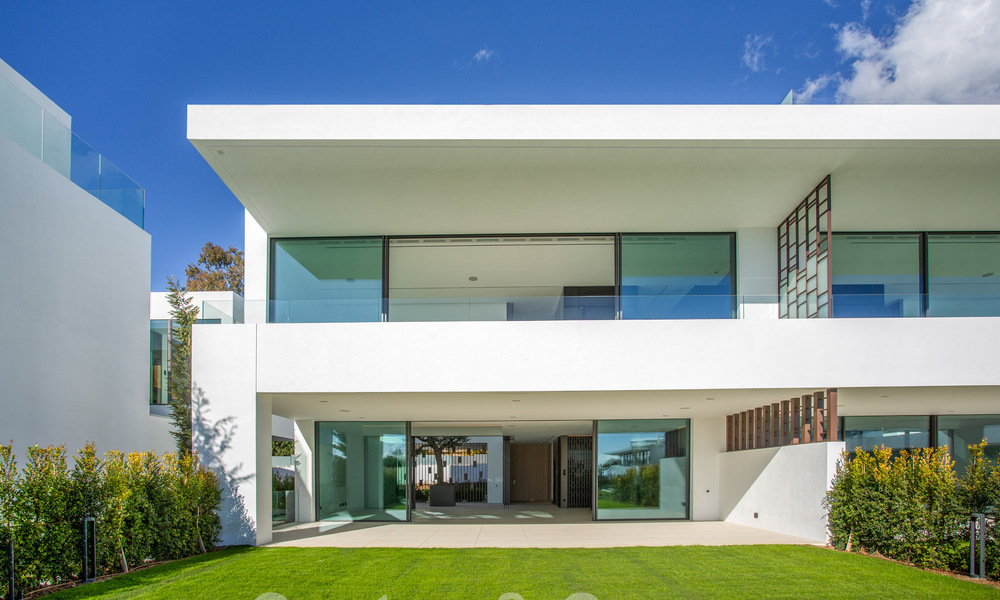 Herverkopen! Instapklare luxevilla’s te koop in een nieuw innovatief complex bestaande uit 12 geavanceerde villa’s met zeezicht, op de Golden Mile van Marbella 62661