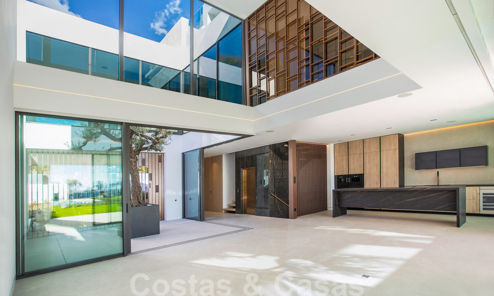 Herverkopen! Instapklare luxevilla’s te koop in een nieuw innovatief complex bestaande uit 12 geavanceerde villa’s met zeezicht, op de Golden Mile van Marbella 62662