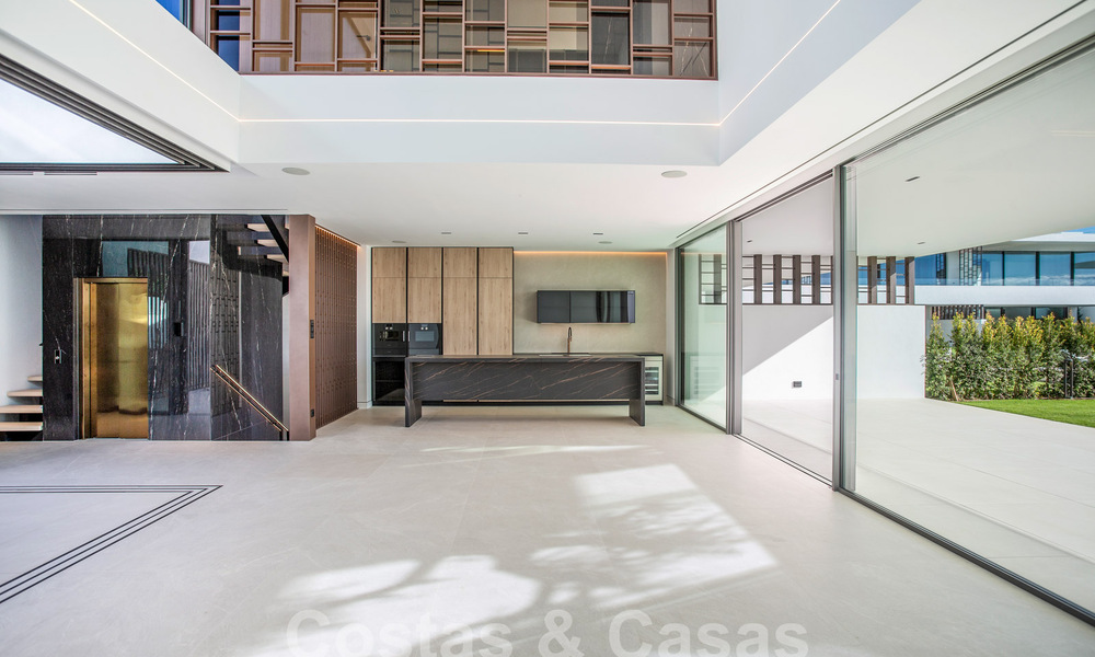 Herverkopen! Instapklare luxevilla’s te koop in een nieuw innovatief complex bestaande uit 12 geavanceerde villa’s met zeezicht, op de Golden Mile van Marbella 62663