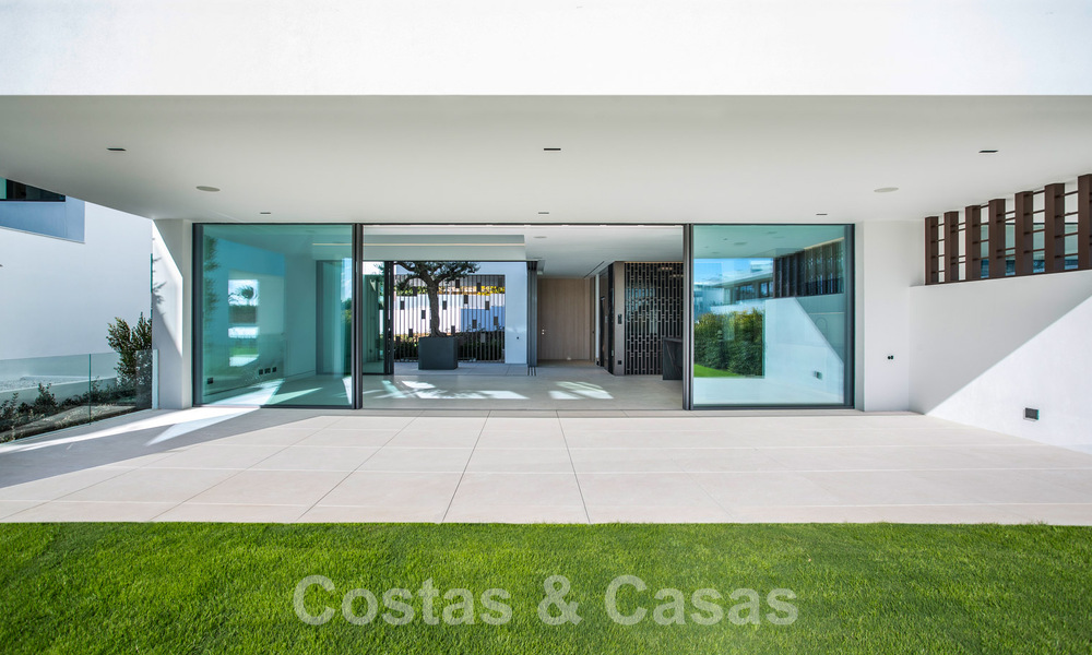 Herverkopen! Instapklare luxevilla’s te koop in een nieuw innovatief complex bestaande uit 12 geavanceerde villa’s met zeezicht, op de Golden Mile van Marbella 62664