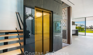 Herverkopen! Instapklare luxevilla’s te koop in een nieuw innovatief complex bestaande uit 12 geavanceerde villa’s met zeezicht, op de Golden Mile van Marbella 62670 