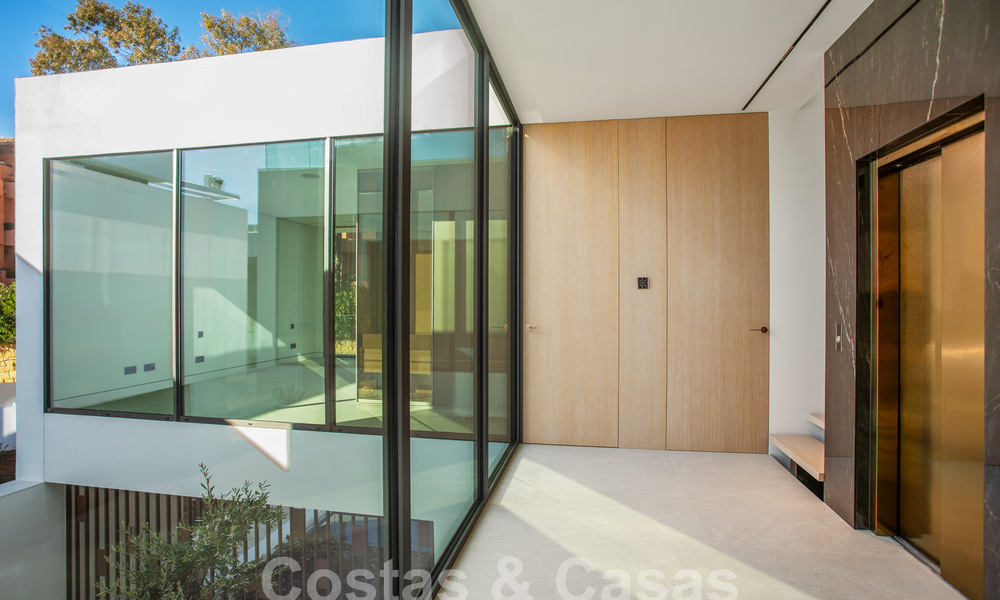Herverkopen! Instapklare luxevilla’s te koop in een nieuw innovatief complex bestaande uit 12 geavanceerde villa’s met zeezicht, op de Golden Mile van Marbella 62676