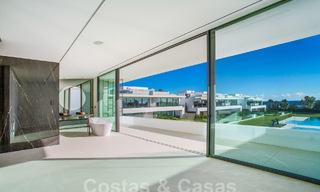 Herverkopen! Instapklare luxevilla’s te koop in een nieuw innovatief complex bestaande uit 12 geavanceerde villa’s met zeezicht, op de Golden Mile van Marbella 62678 