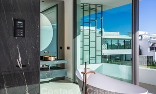 Herverkopen! Instapklare luxevilla’s te koop in een nieuw innovatief complex bestaande uit 12 geavanceerde villa’s met zeezicht, op de Golden Mile van Marbella 62679 
