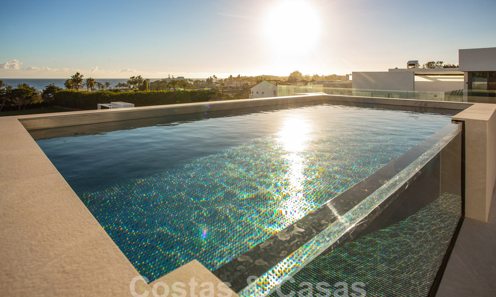 Herverkopen! Instapklare luxevilla’s te koop in een nieuw innovatief complex bestaande uit 12 geavanceerde villa’s met zeezicht, op de Golden Mile van Marbella 62690
