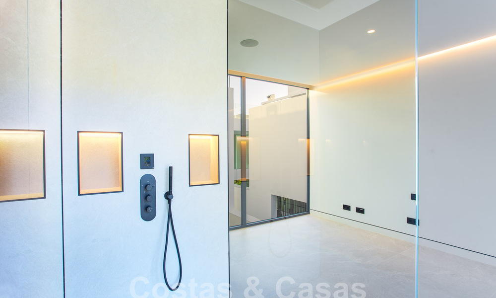Herverkopen! Instapklare luxevilla’s te koop in een nieuw innovatief complex bestaande uit 12 geavanceerde villa’s met zeezicht, op de Golden Mile van Marbella 62692