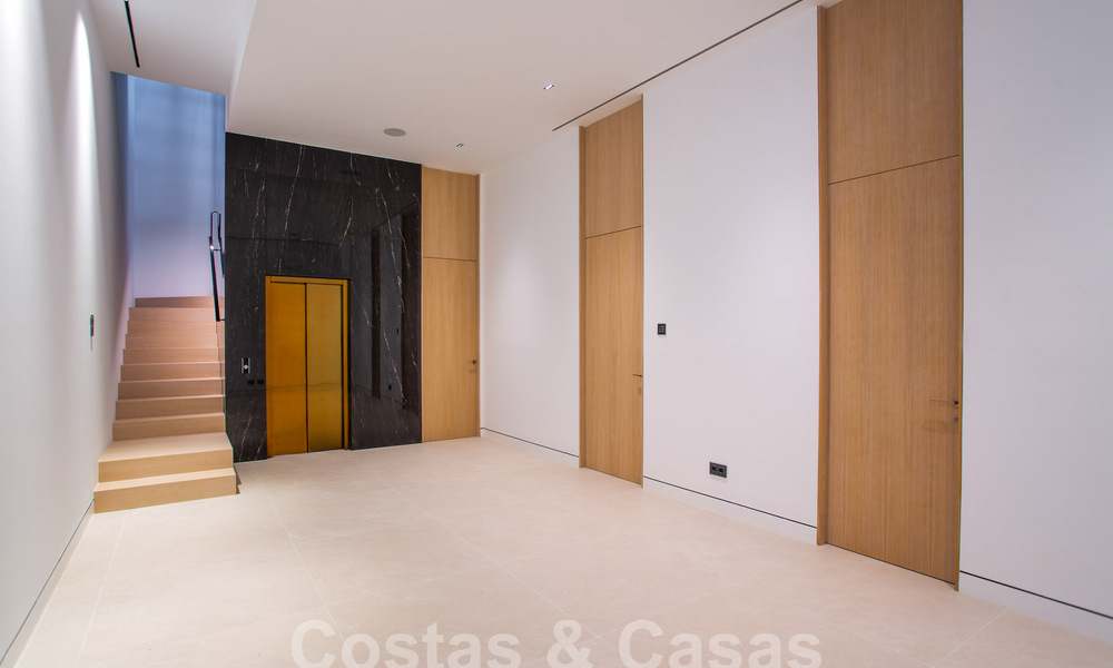 Instapklare luxevilla’s te koop in een nieuw innovatief complex bestaande uit 12 geavanceerde villa’s met zeezicht, op de Golden Mile van Marbella 62700