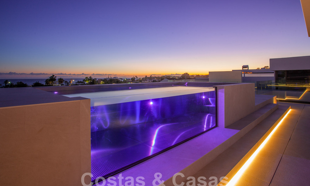 Herverkopen! Instapklare luxevilla’s te koop in een nieuw innovatief complex bestaande uit 12 geavanceerde villa’s met zeezicht, op de Golden Mile van Marbella 62705