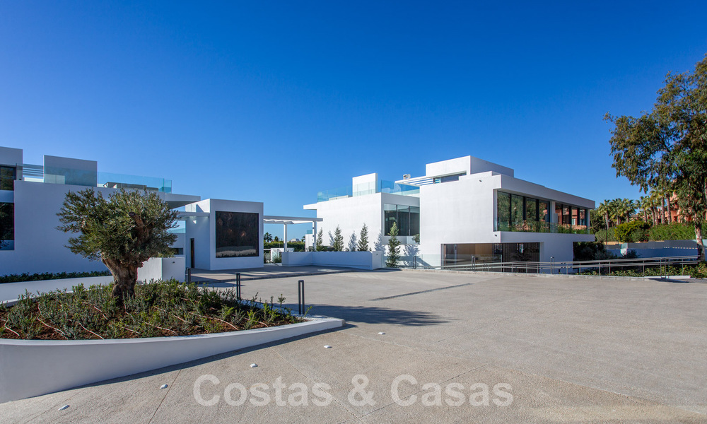 Herverkopen! Instapklare luxevilla’s te koop in een nieuw innovatief complex bestaande uit 12 geavanceerde villa’s met zeezicht, op de Golden Mile van Marbella 62706