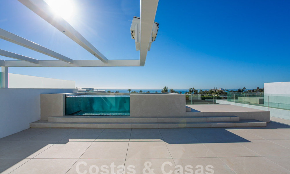Herverkopen! Instapklare luxevilla’s te koop in een nieuw innovatief complex bestaande uit 12 geavanceerde villa’s met zeezicht, op de Golden Mile van Marbella 62710