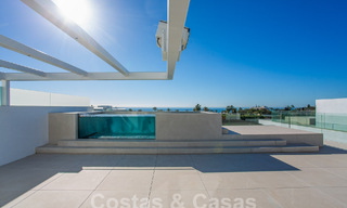 Herverkopen! Instapklare luxevilla’s te koop in een nieuw innovatief complex bestaande uit 12 geavanceerde villa’s met zeezicht, op de Golden Mile van Marbella 62710 