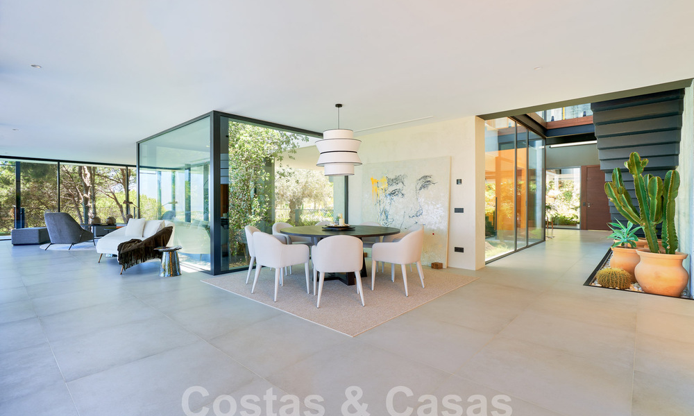 Designervilla met geavanceerde architectuur te koop gelegen in een groene omgeving van Sotogrande, Costa del Sol 62852