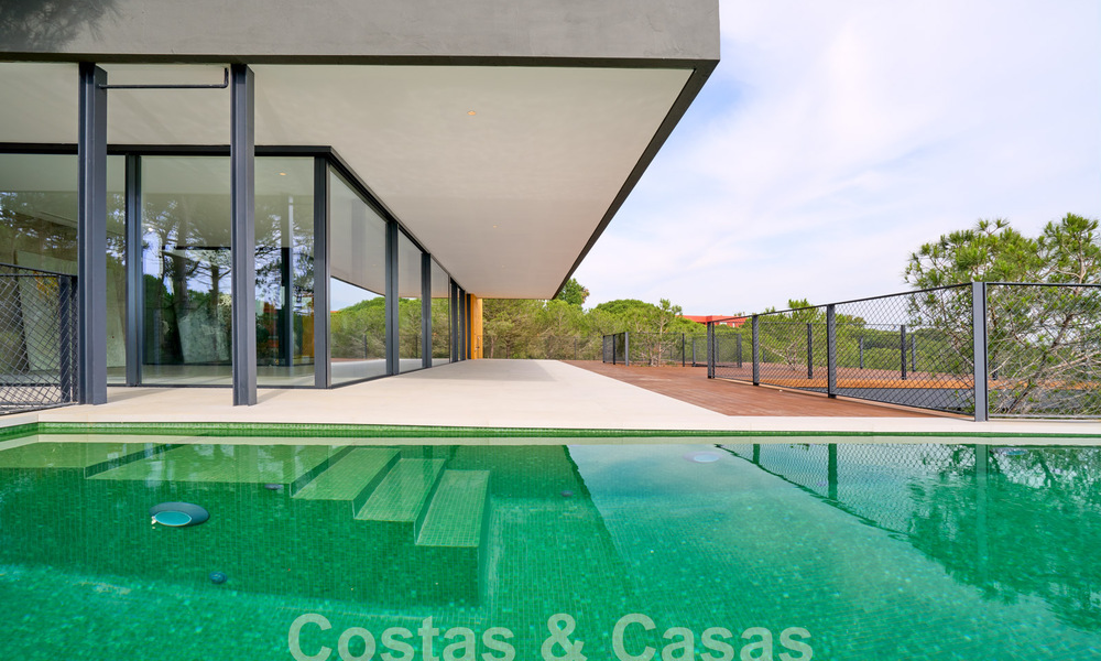 Designervilla met geavanceerde architectuur te koop gelegen in een groene omgeving van Sotogrande, Costa del Sol 62860