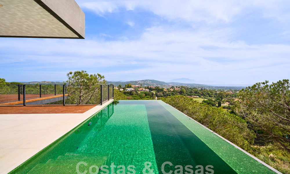 Designervilla met geavanceerde architectuur te koop gelegen in een groene omgeving van Sotogrande, Costa del Sol 62862