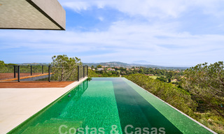 Designervilla met geavanceerde architectuur te koop gelegen in een groene omgeving van Sotogrande, Costa del Sol 62862 