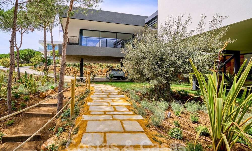 Designervilla met geavanceerde architectuur te koop gelegen in een groene omgeving van Sotogrande, Costa del Sol 62864