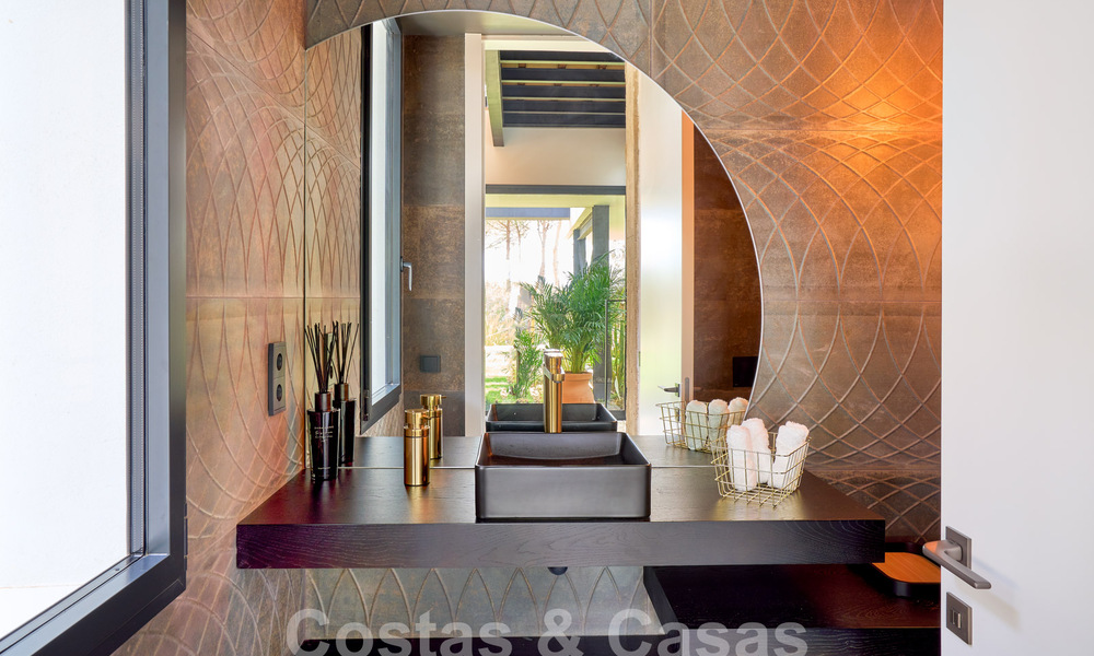 Designervilla met geavanceerde architectuur te koop gelegen in een groene omgeving van Sotogrande, Costa del Sol 62865