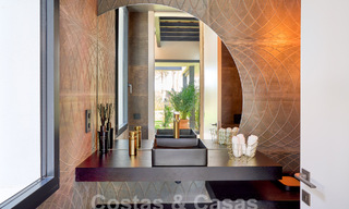 Designervilla met geavanceerde architectuur te koop gelegen in een groene omgeving van Sotogrande, Costa del Sol 62865 