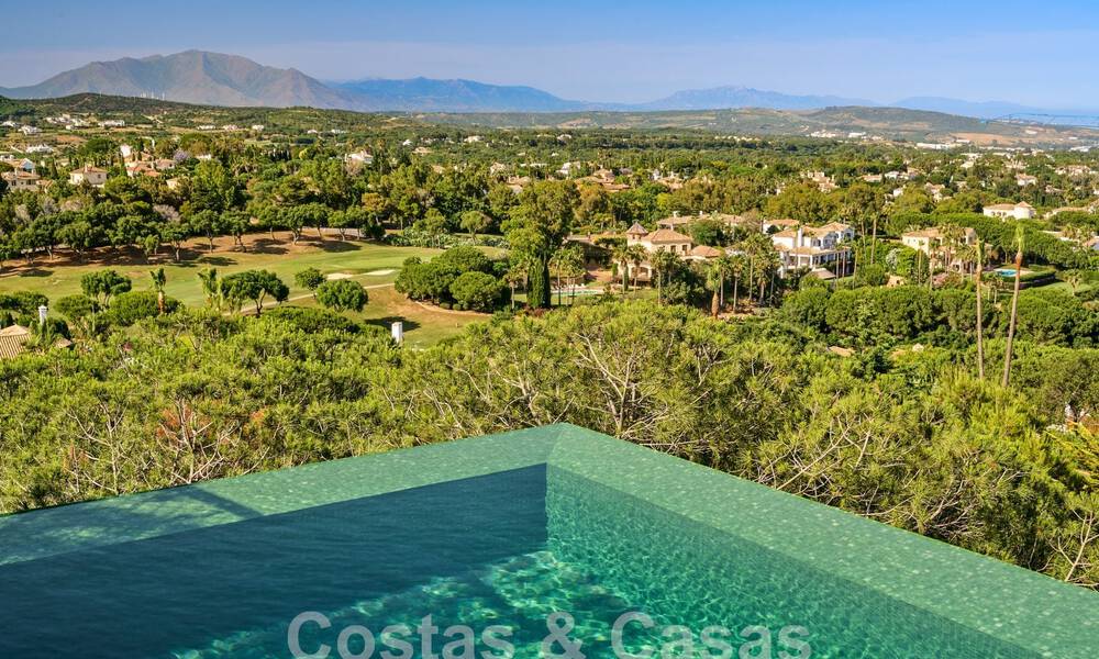 Designervilla met geavanceerde architectuur te koop gelegen in een groene omgeving van Sotogrande, Costa del Sol 62869