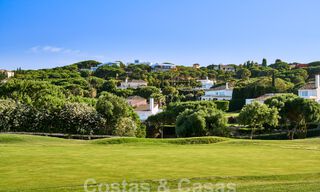 Designervilla met geavanceerde architectuur te koop gelegen in een groene omgeving van Sotogrande, Costa del Sol 62870 